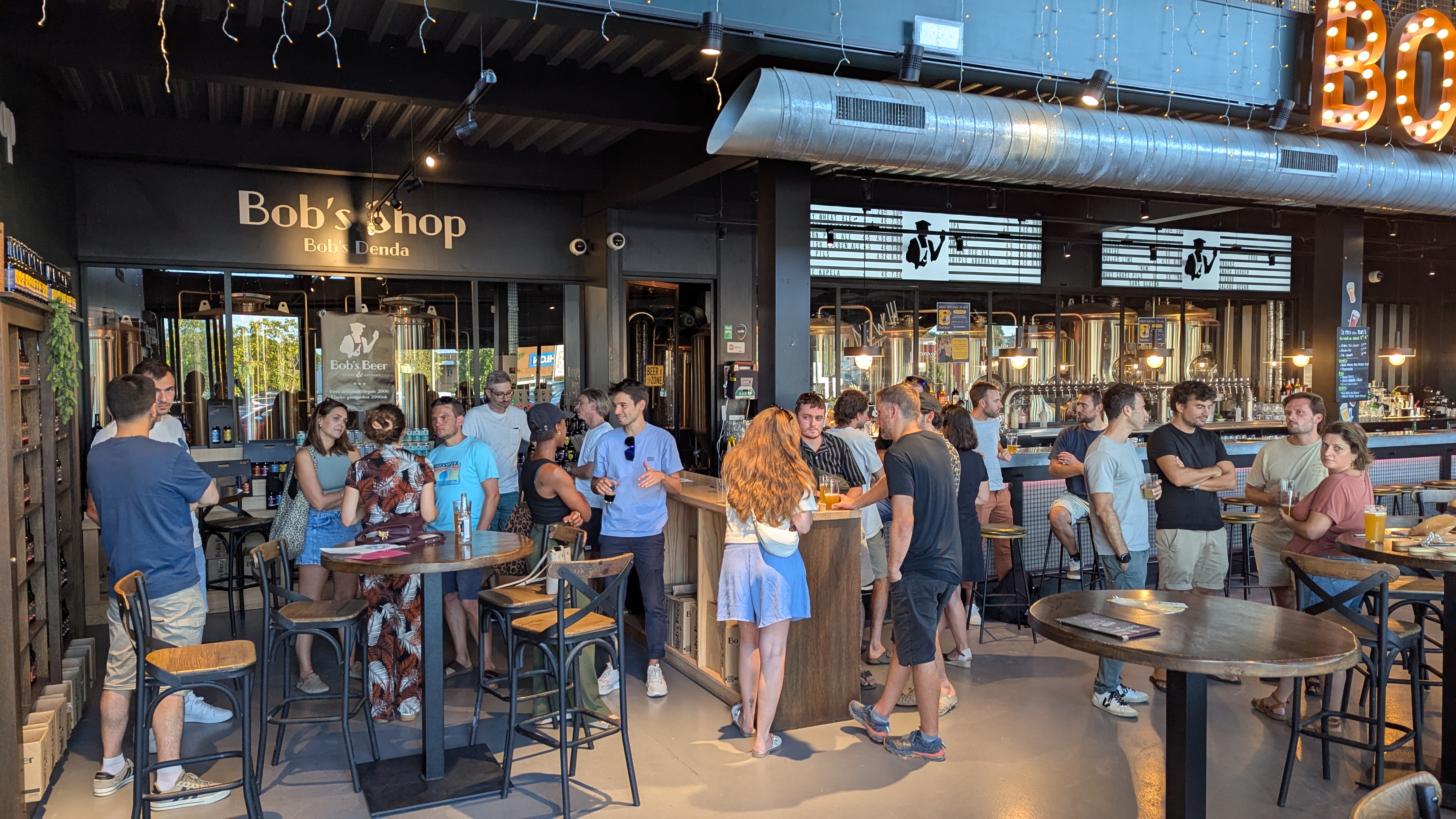 Des membres de la communauté Ocean Tech réunis au Bob’s Beer à Anglet