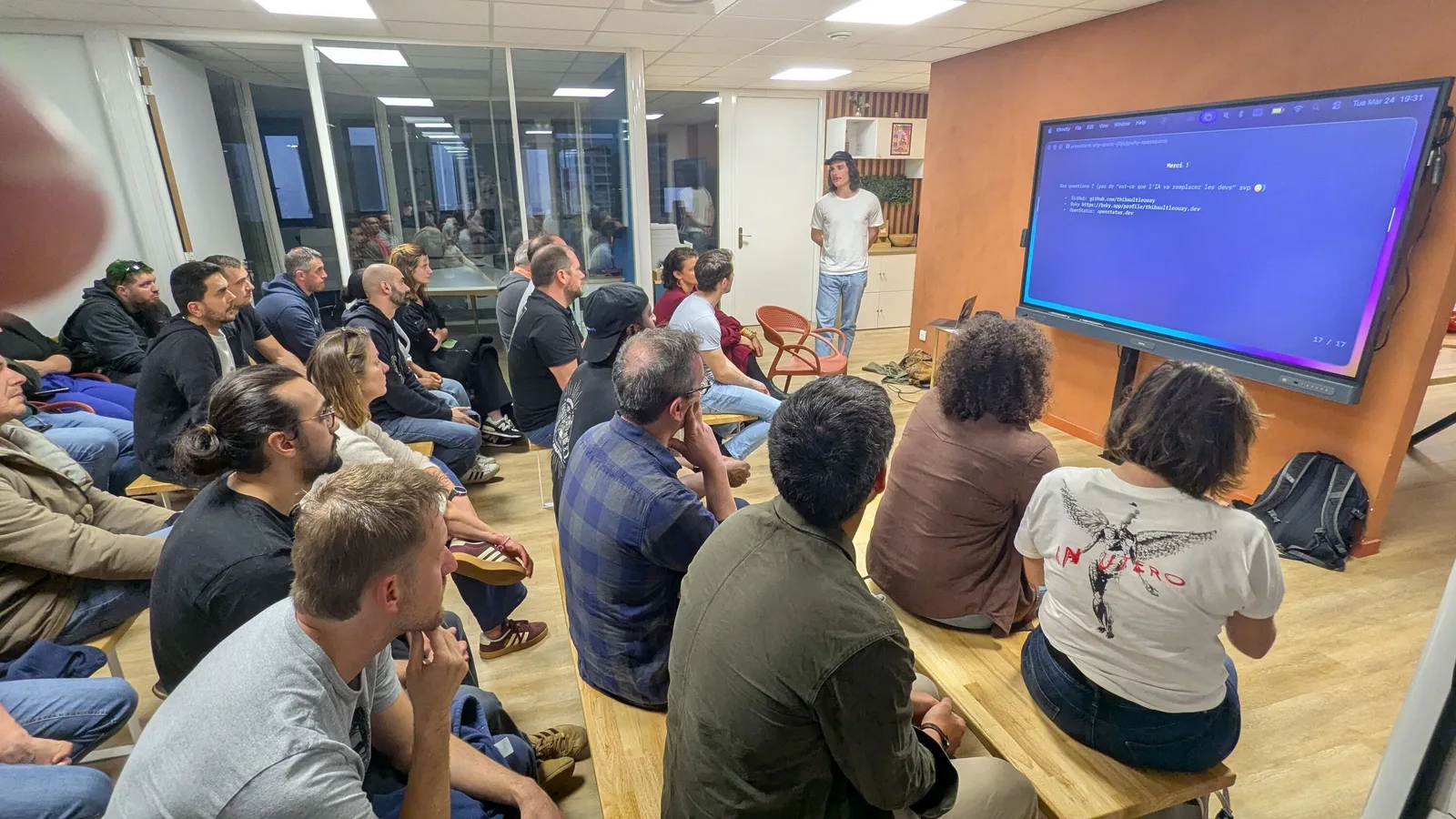 Thibault Le Ouay-Ducasse présente son talk sur la contribution open source chez Docorga.
