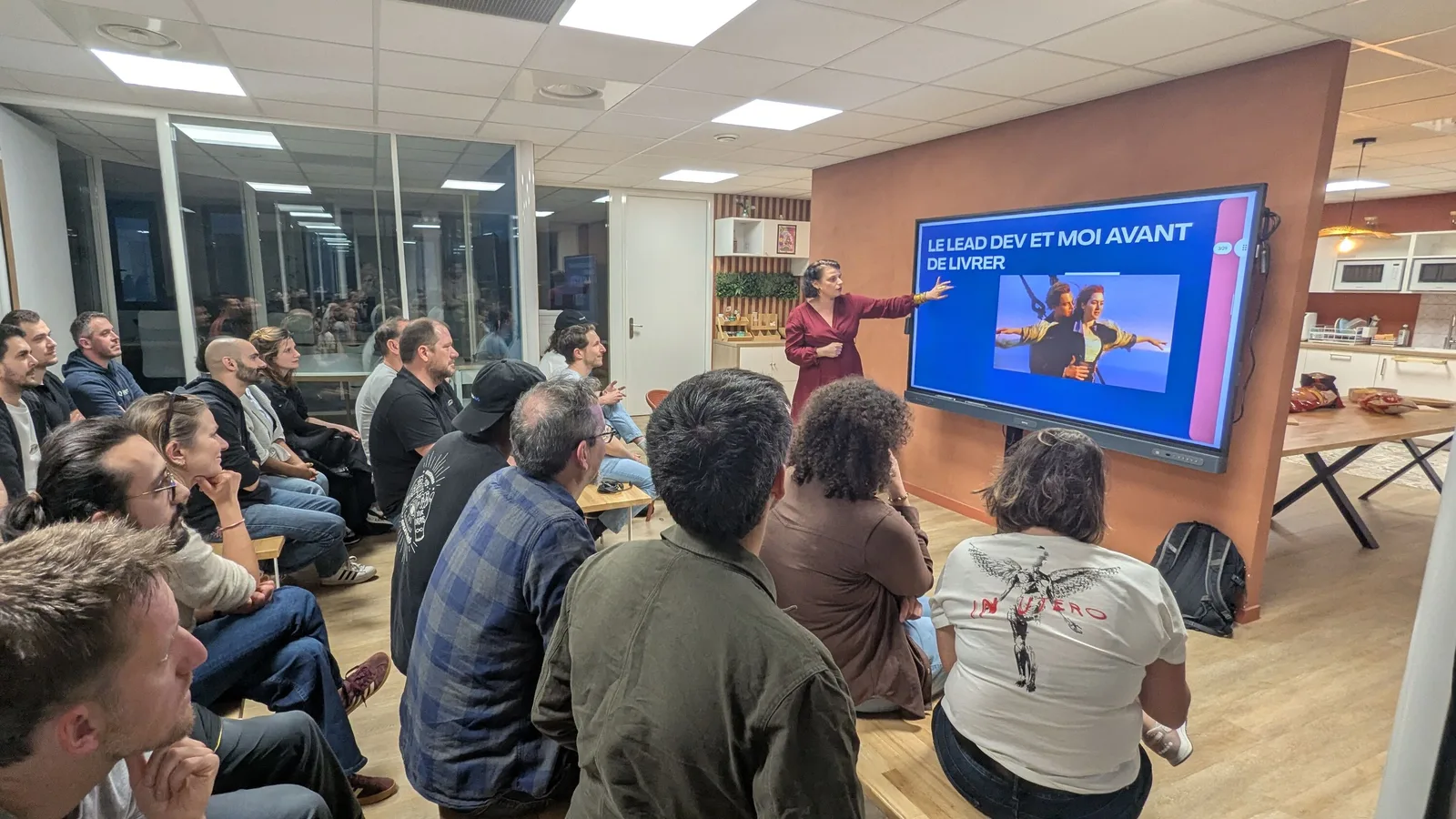 Eve-Marie Guidier présente son talk sur le produit dans un environnement projet chez Docorga.