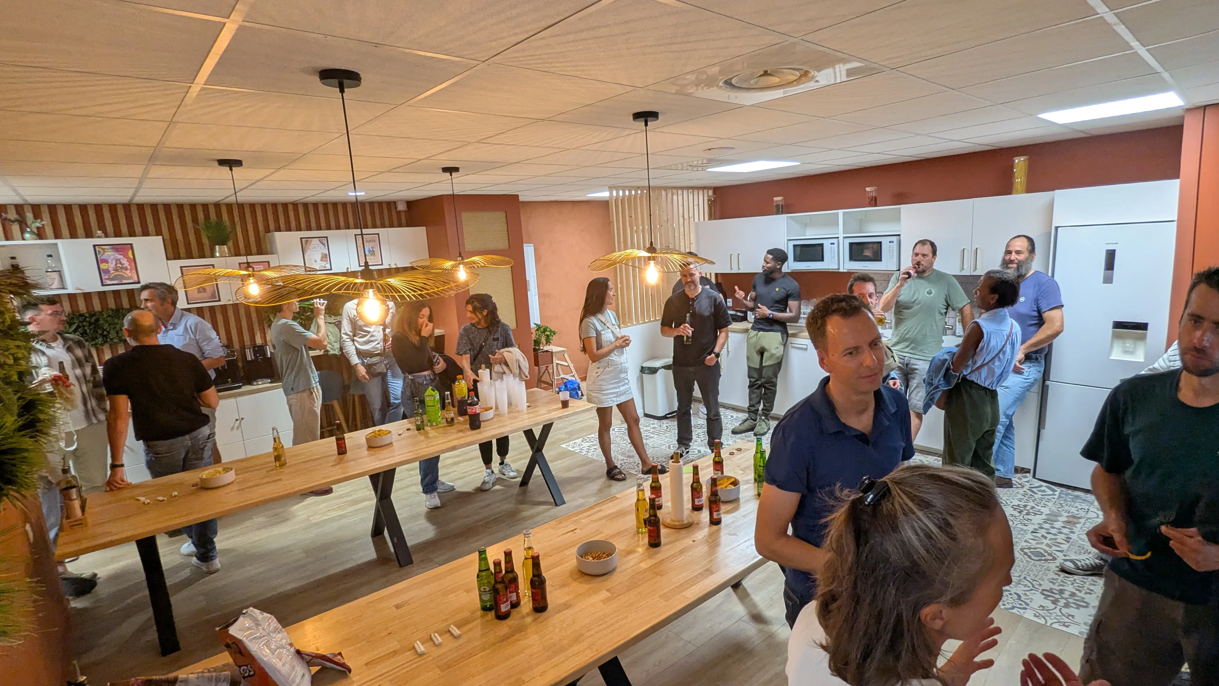 Les participant·es échangent autour d’un apéro après les talks chez Docorga.