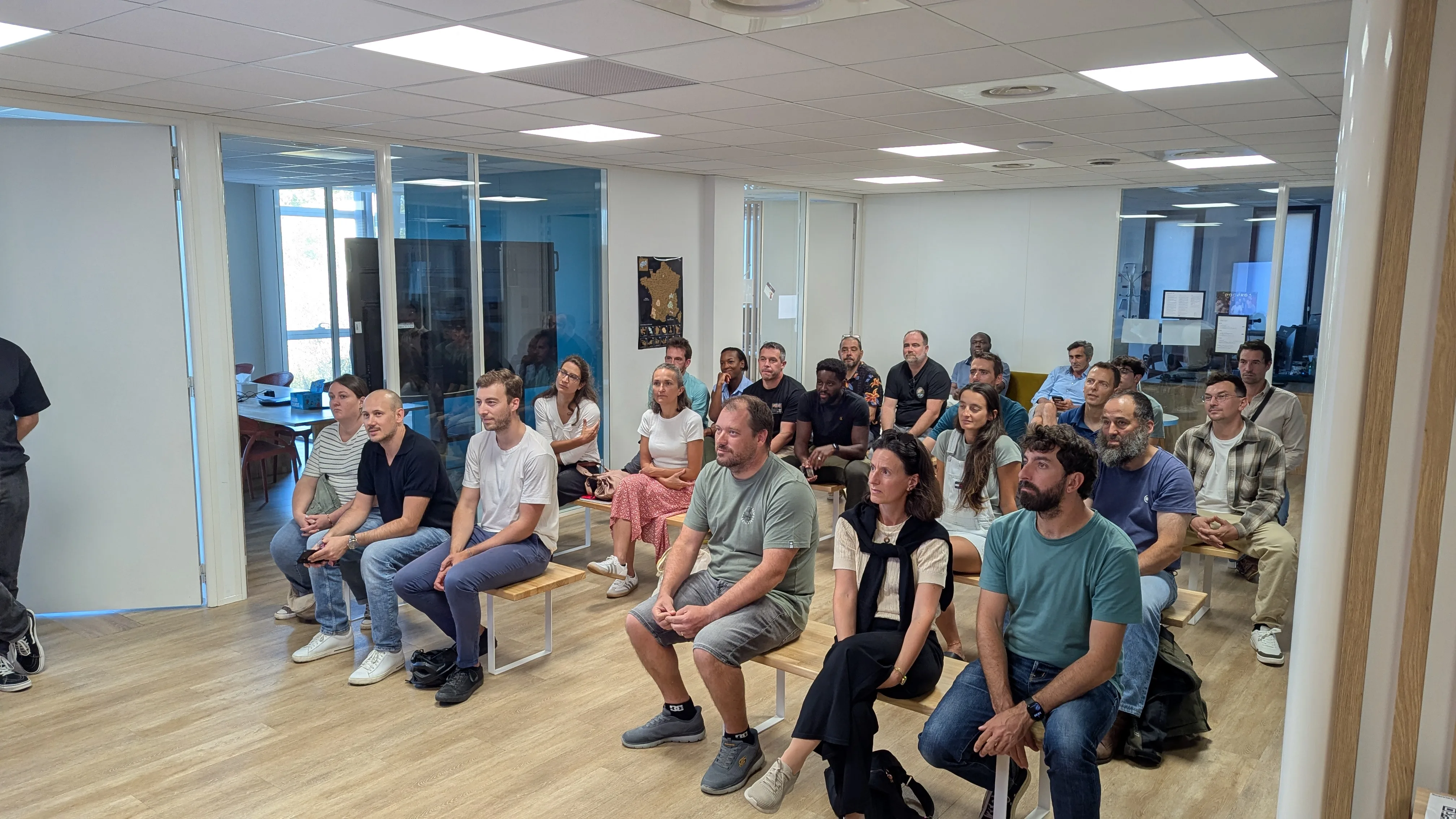 Les participant·es écoutent un talk lors de la soirée Ocean Tech chez Docorga.