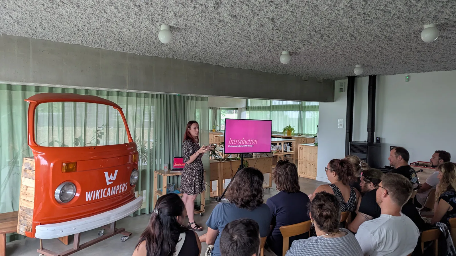 Emma Larragueta présente son talk sur l’UX Writing devant la communauté Ocean Tech chez Wikicampers.